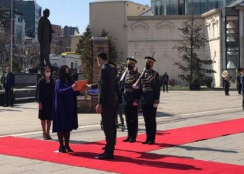 Vjosa Osmani merr zyrtarisht detyrën e presidentes së Kosovës