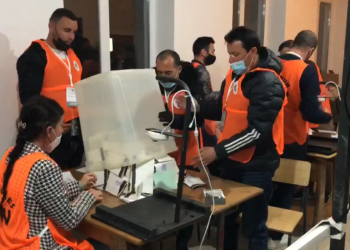 Hapet kutia e parë e votimit, nis procesi i numërimit