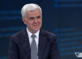 “PS, tren me shumë vagona”/ Xhafaj: Mund të hipë ndonjë që ëndërron të blejë ndonjë kostum të bëhet ministër…