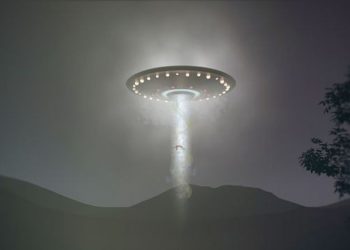 Një burrë pretendon se është rrëmbyer nga alienët, e dashura e tij e ka parë…