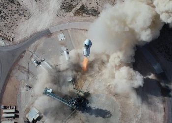 Jeff Bezos gati të dërgojë njerëzit në hapësirë, cakton datën për fluturimin e parë