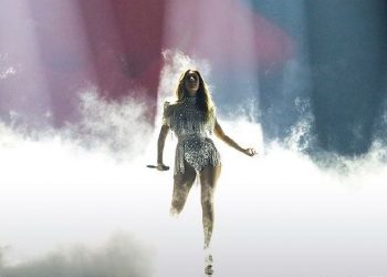 Mbahen provat e para në Eurovizion, Peristeri lë “shenjë” në skenë me gjuhën shqipe e dritat kuqezi