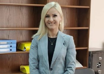 Kryegjyqtarja modele e Elbasanit dhe ‘gjyqtarët’ e Facebook-ut që mprehën lapsat virtualë