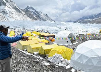 Covid shkon në “çatinë” e botës, infektohen mbi 100 alpinistë në Everest