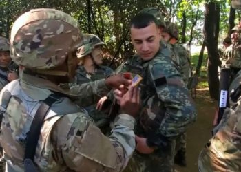 Defender/Moment bashkëpunimi mes ushtarakëve shqiptarë dhe ata amerikanë gjatë stërvitjes (VIDEO)