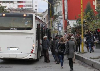 Incidenti në Tiranë/ Urbanit i plas goma te “Rruga e Kavajës”, plagoset një qytetare