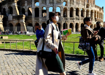 Italia heq karantinën për turistët, Britania lejon fluturimet ndërkombëtare