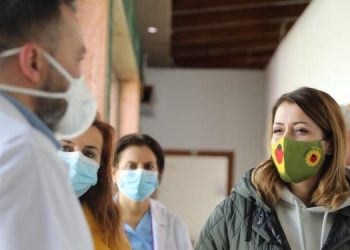 Brenda Majit vaksinimi zbret nën moshën 60 vjeç, do të shtrihet edhe tek punonjësit e OSHEE dhe transportit publik