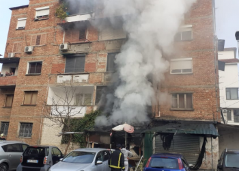 Rruga e Dibrës/ Shkrumbohet nga flakët kati i 6 i një pallati, s’ka të lënduar