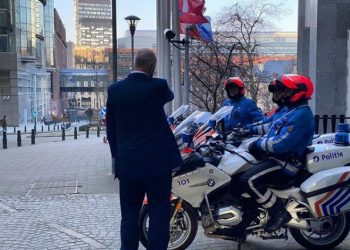 Rama në Bruksel/ Kryeministri publikon foton e veçantë me policët: Rruga për Tiron o knej!