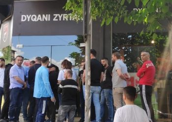 Tifozët dynden në dyqanin e FSHF/ 1 mijë bileta në shitje për finalen e Kupës, mësohen çmimet