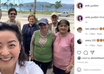 E buzëqeshur mes vlonjatëve, ambasadorja amerikane ndan foton: Mirëdita nga Vlora!