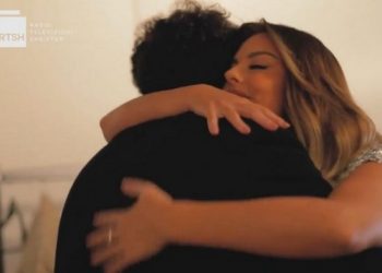 Dy shqiptarët rivalë në skenën e “Eurovizion”, por Peristeri dhe Gjon’s Tears përqafohen në prapaskenë