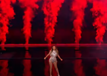 Shkëlqeu në performancë/ Anxhela Peristeri shkon në finalen e Eurovision