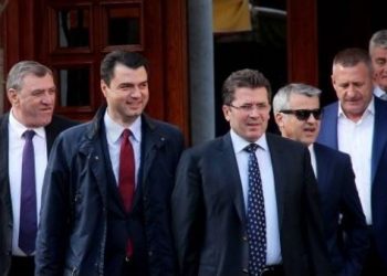 Strategjia opozitare/ Mediu po zhvillon një takim në selinë blu me Bashën