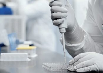 Shkencëtarët, në ndjekje të varianteve të reja të Covid-19