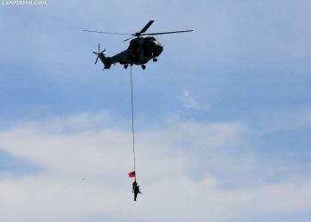 “Defender 21” zbarkon në Tiranë, “desanton” me flamurin shqiptar dhe “pushton” Nënë Terezën  (FOTO)