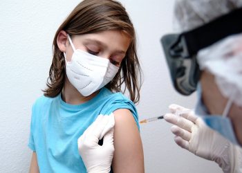Autoritetet amerikane pritet të autorizojnë përdorimin e vaksinës ‘Pfizer’ për fëmijët e moshës 12-15 vjeç/ Ja efektet anësore që mund të kenë
