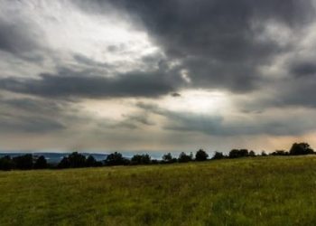 Vranësira dhe reshje, si pritet të ndryshojnë temperaturat ditën e sotme