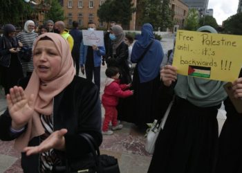 FOTOT/ Në Tiranë një komunitet i vogël proteston kundër Izraelit e pro Palestinës