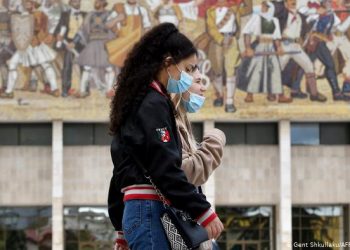 Mjekja shqiptare në Gjermani: Gabim fatal nëse hiqen maskat dhe distanca sociale, India e pësoi keq