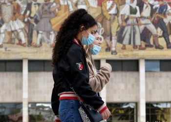 “Imuniteti natyror ndaj COVID zgjat të paktën 1 vit”/ Epidemiologu: Koha për heqjen e maskës dhe orës policore!