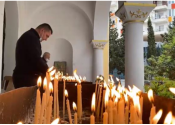 Besimtarët ortodoksë urojnë shëndet e mbarësi/ Berati, Fieri, Gjirokastra e Korça kremtojnë pashkët
