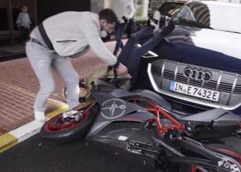 VIDEO / Kampioni i botës rrëzohet nga motori e përfundon me këmbët në ajër