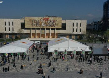 Nis sot vaksinimi i punonjësve të transportit publik në sheshin “Skëndërbej”