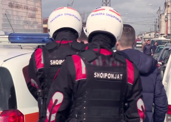 Përleshje në parkingun e një lokali në Elbasan/ Ndërhyjnë “Shqiponjat”, dy presona përfundojnë në komisariat