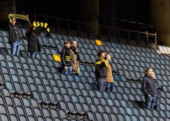 Lejohen vetëm 8 tifozë në stadium, suedezët protestojnë duke ‘pushtuar’ qendrën tregtare