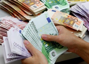 Tregu i mbushur me Euro, Leku forcohet dhe ndaj Dollarit