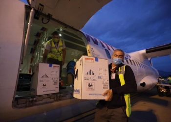 Vaksinat e BioNTech/ Pfizer në Rinas, ambasada e BE tregon burimin: Paketa e pestë u financua nga BE, falë Austrisë