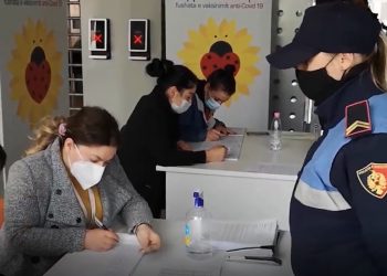 Policët marrin dozën e dytë të vaksinës