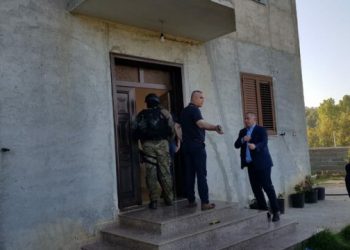 FOTO/ Operacioni anti-kanabis në Krujë, në terren krerët më të lartë të Policisë. Ardi Veliu kontrolle në një banesë