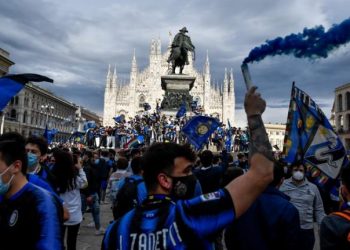 VIDEO/ Festë në Milano, tifozët e Interit festojnë në Duomo, titullin e 18-të