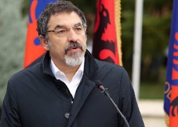 ‘Bregdeti ynë’/ Bledi Çuçi publikon pamjet nga shembjet në Ksamil: Të gjithë para ligjit!