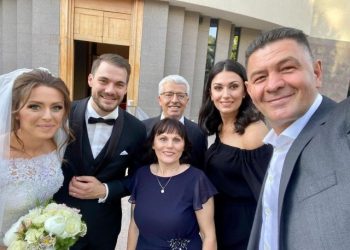 FOTO / Vajza e Sandër Lleshajt në altar… Dalin pamjet nga ceremonia e martesës në katedrale