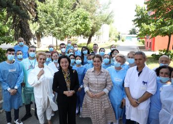 Një milion dollarë pajisje mjekësore për Shqipërinë nga SHBA, Yuri Kim: Ju ishit me ne dhe ne jemi me ju!