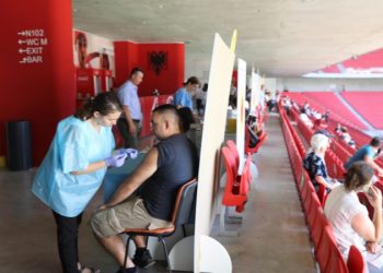 Vaksinimi i moshës mbi 18 vjeç/ Manastirliu: Po ecën me ritme të mira, qendrat të hapura deri ne orën 20:00