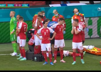 LIVE| Danimarkë-Finlandë/ Momente paniku, Eriksen humbet ndjenjat në fushë! (VIDEO)