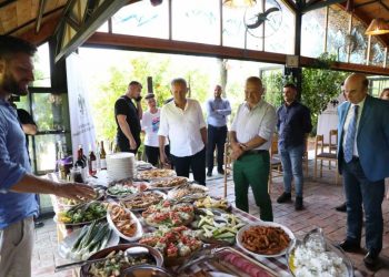 “Njëra më e mirë se tjetra”/ Meta, një njohës i rakisë së Skraparit, shfaq nivel të lartë dhe në gastronomi. Mrekullohet nga produktet bio të fermës