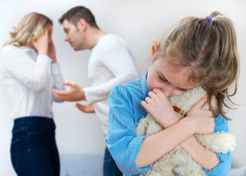 Pasojat e divorcit tek fëmijët e moshës shkollore dhe mbështetja e shkollës për t’u ripërtërirë emocionalisht