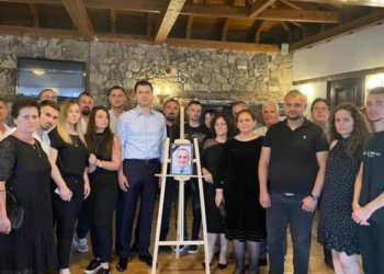 “Krutan fisnik dhe pinjoll i një derë të madhe”/ Basha bën takimin, Paloka postimin. Përkujtohet drejtuesi i PD që humbi jetën një vit më parë