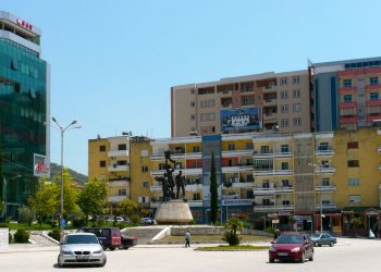 Dyshohet se u rrëzua nga kati i tretë, humb jetën vëllai 58-vjeçar i Saimir Taullaut