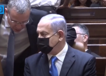 VIDEO/ Harron dhe ulet në karrigen e kryeministrit, Netanyahu-t i kujtojnë që ai nuk e ka më vendin aty ku qëndroi 12 vite