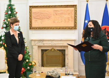 “Duhet të jetë e pavarur”! Vjosa Osmani shkarkon kryetaren e KQZ, Valdete Daka. La Albin Kurtin jashtë Kuvendit