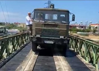 VIDEO/ Zv.ministri i Mbrojtjes Petro Koçi e teston vetë urën e re të Darzezës, hipën në kamion: E sigurtë