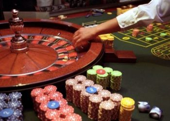 Si në filmat e Hollywood, arrestohet “gruaja e pokerit” në Tiranë: Klientët luajnë për qejf dhe jo për parà