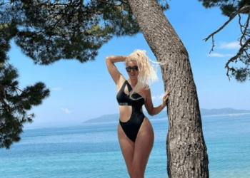Me bikini të kuqe në jaht, policja shqiptare “djeg” rrjetin me fotot “përvëluese” nga plazhi